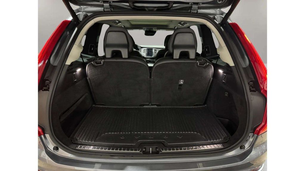 Used 2020 Osmium Gray Metallic Volvo T6 Momentum image 28