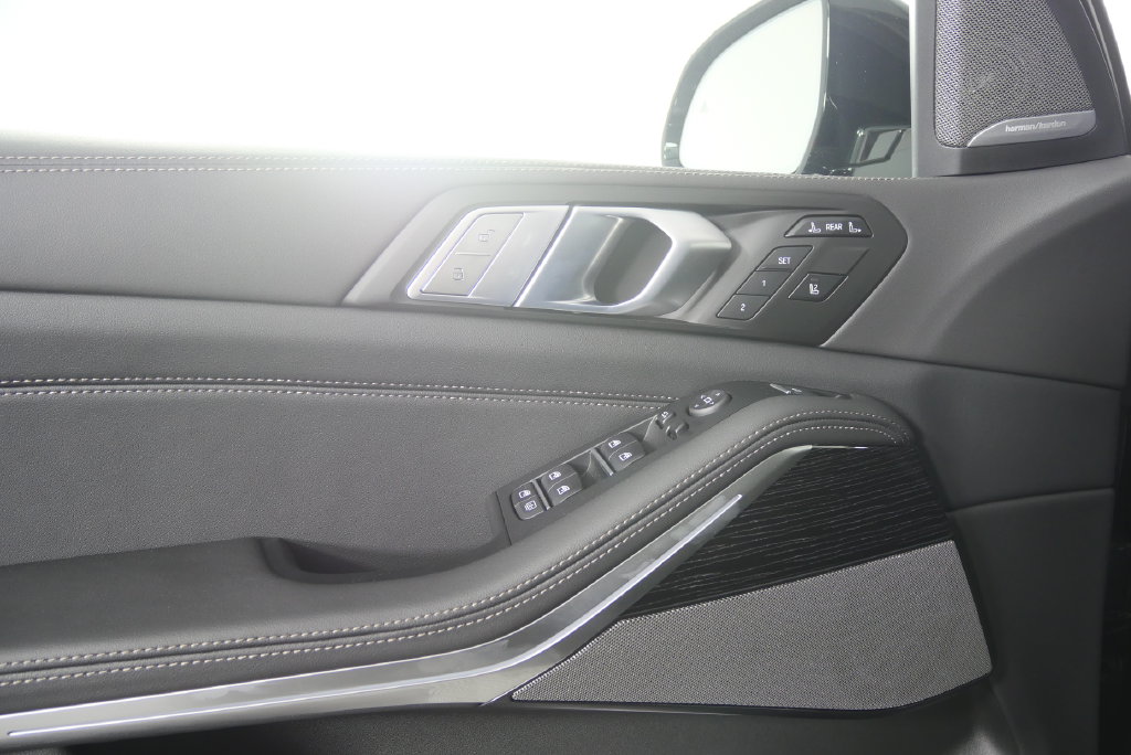 Thumbnail: 2027 BMW X7 - 8
