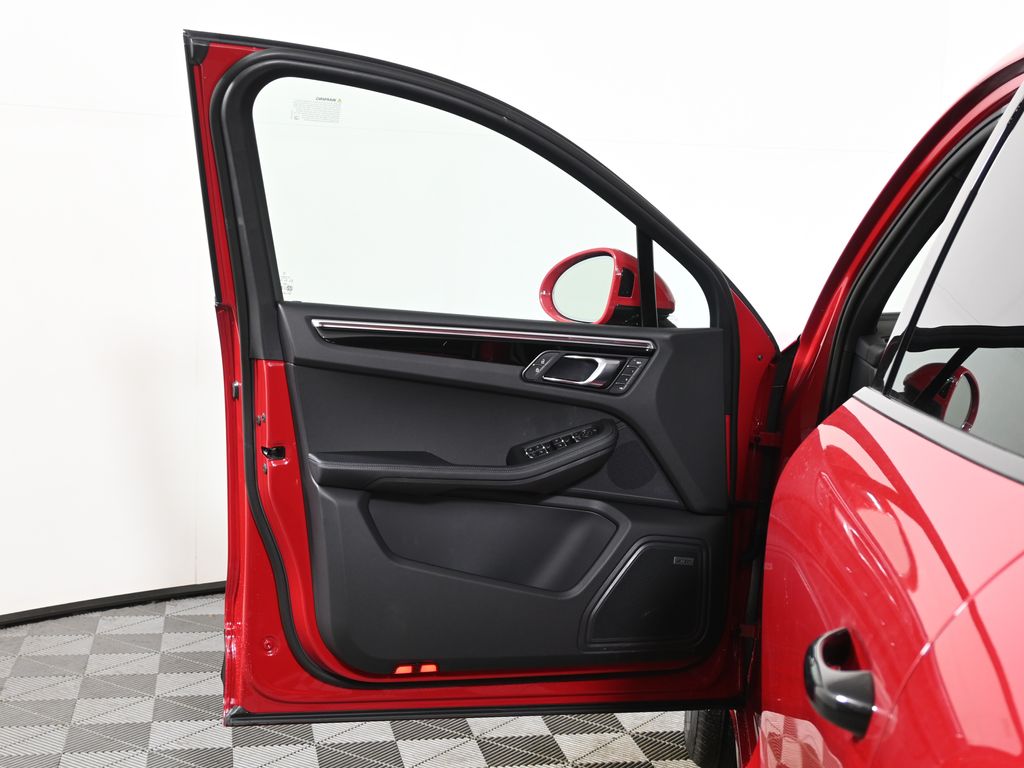 Thumbnail: 2026 Porsche Macan - 31