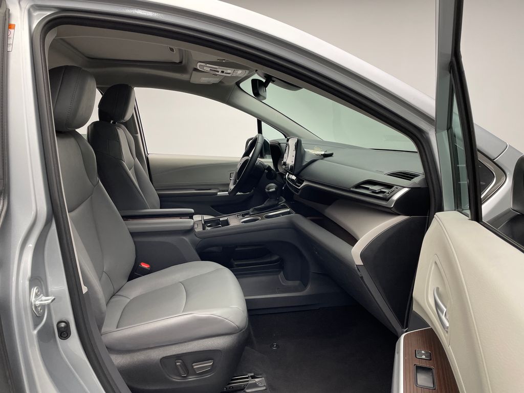 2023 Toyota Sienna XLE 17