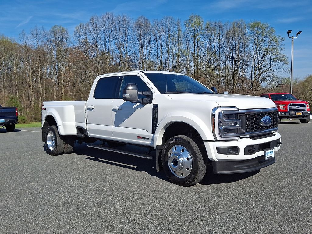 Star White Metallic TC 2025 Ford F-450 Super Duty Platinum Crew Cab LB DRW 4WD Pickup Truck Four-Wheel Drive Automatic