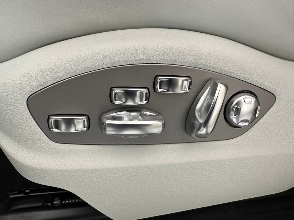 Thumbnail: 2026 Porsche Macan - 23