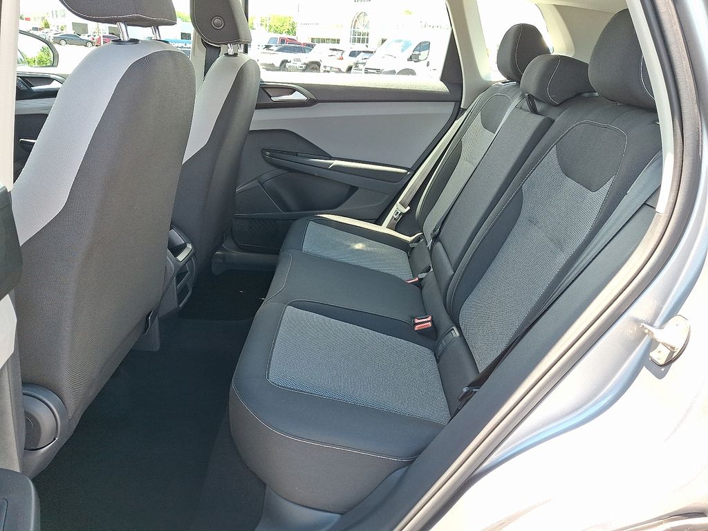 2023 Volkswagen Taos — photo 11