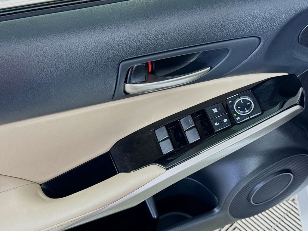 Thumbnail: 2018 Lexus IS - 18