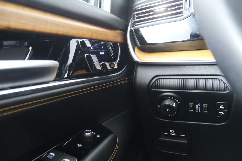 Thumbnail: 2024 Jeep Grand Wagoneer L - 25