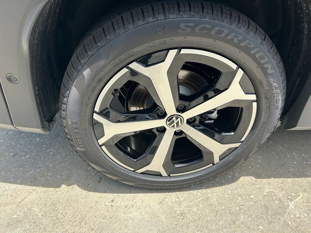 New 2026 Platinum Gray Volkswagen 2.0T SE image 24