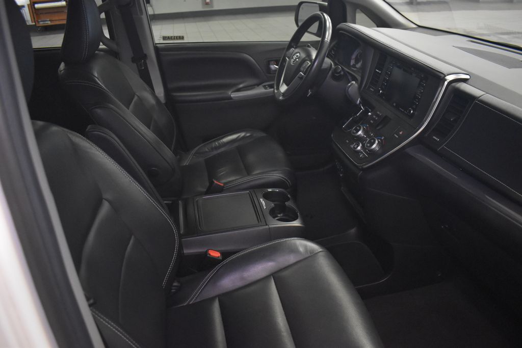 Thumbnail: 2019 Toyota Sienna - 28