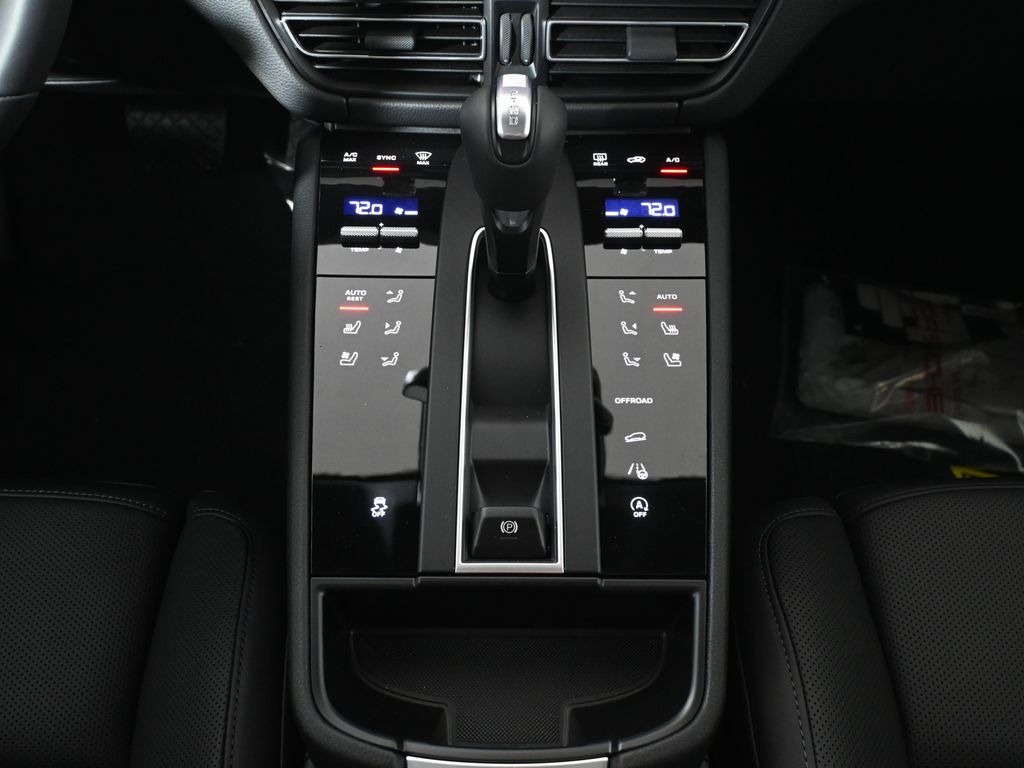 Thumbnail: 2026 Porsche Macan - 23