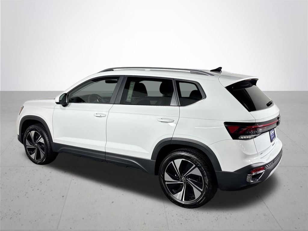 2025 Volkswagen Taos SE photo 4