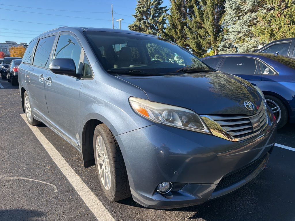 Thumbnail: 2017 Toyota Sienna - 4