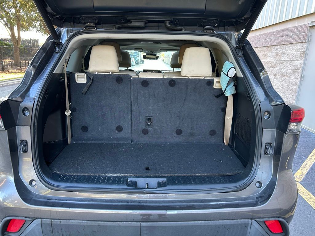 Thumbnail: 2022 Toyota Highlander - 10