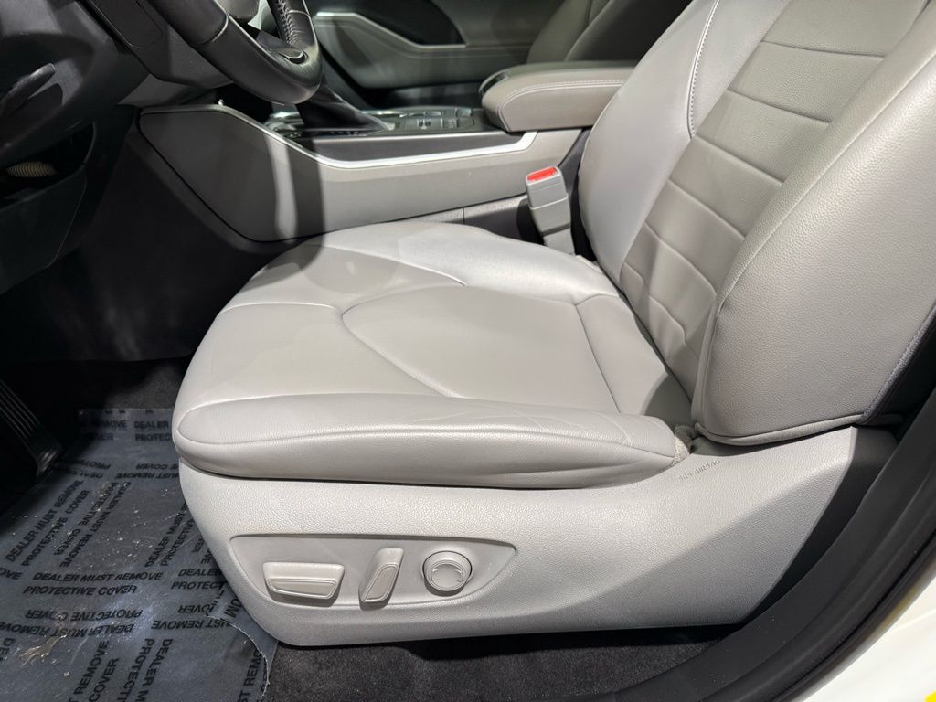 Thumbnail: 2022 Toyota Highlander - 14