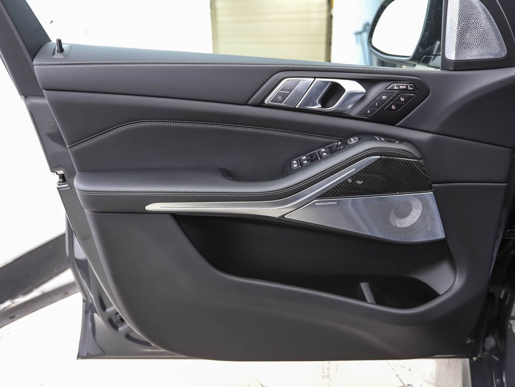 Thumbnail: 2027 BMW X7 - 9