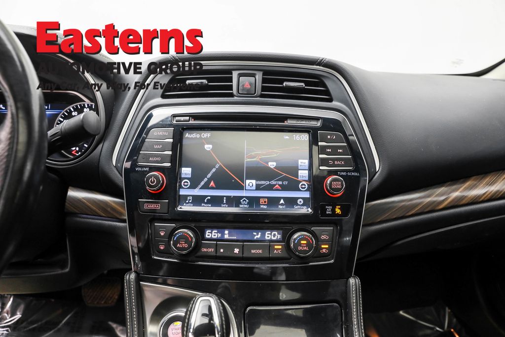 Used 2018 Silver Nissan Platinum image 12