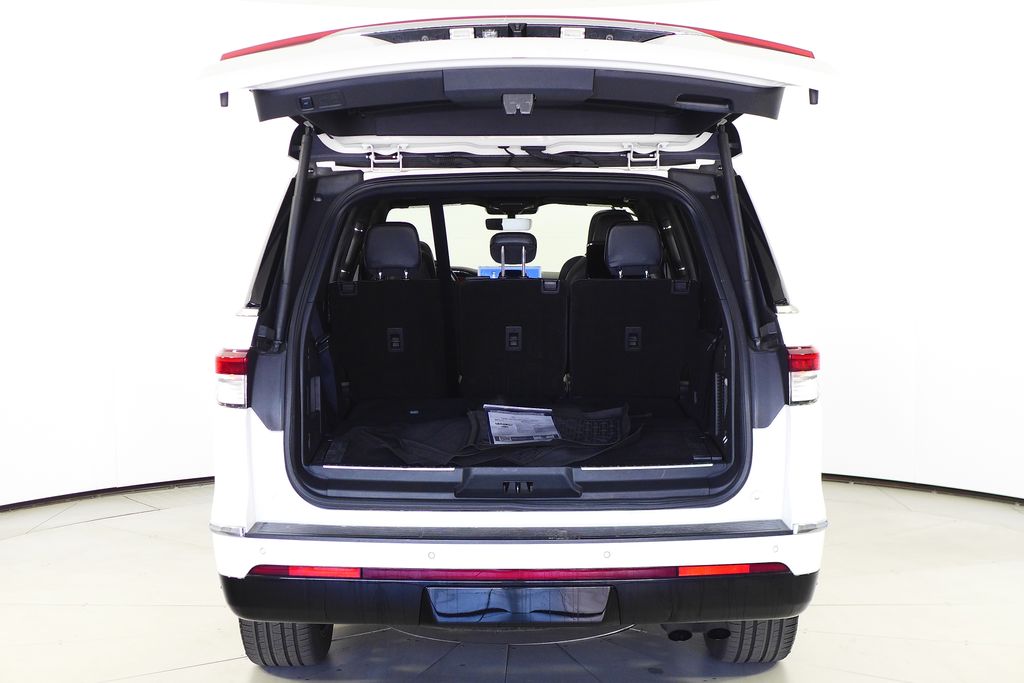 Thumbnail: 2023 Lincoln Navigator - 10