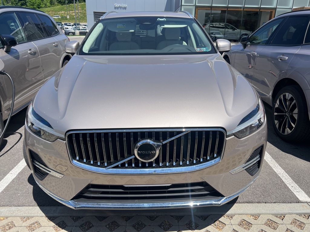 2023 Volvo XC60 B5 Plus Bright Theme AWD's photo