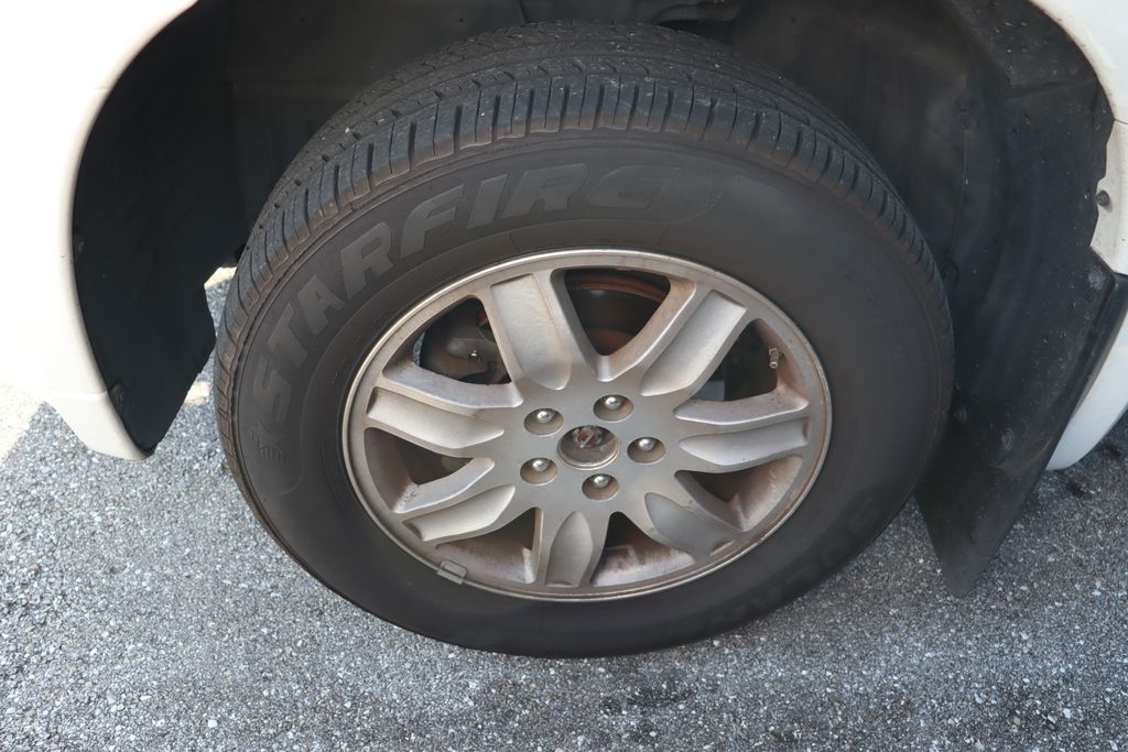 Thumbnail: 2011 Mitsubishi Endeavor - 4
