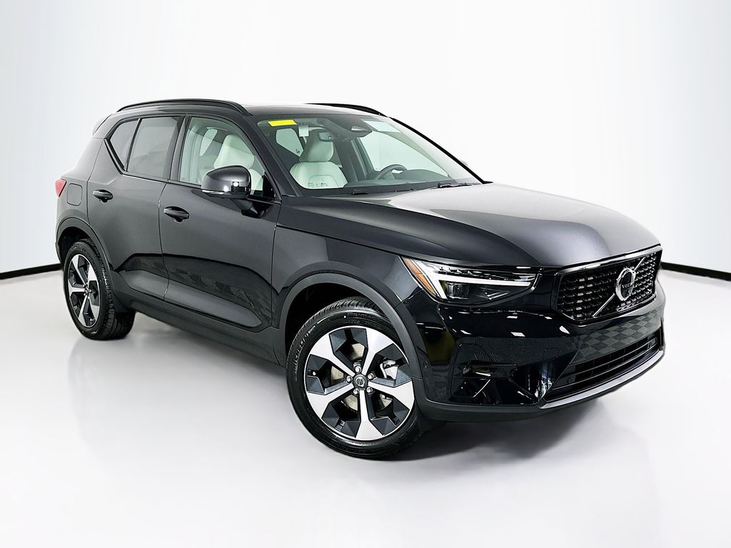 2025 Volvo XC40 B5 Plus Dark Theme