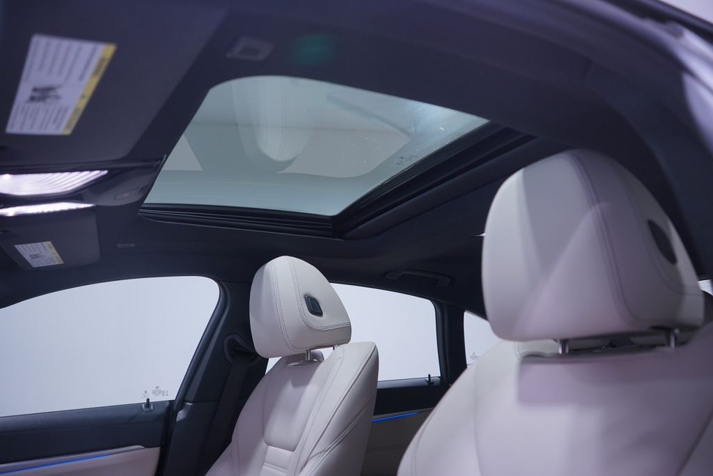 Thumbnail: 2022 BMW i4 - 8