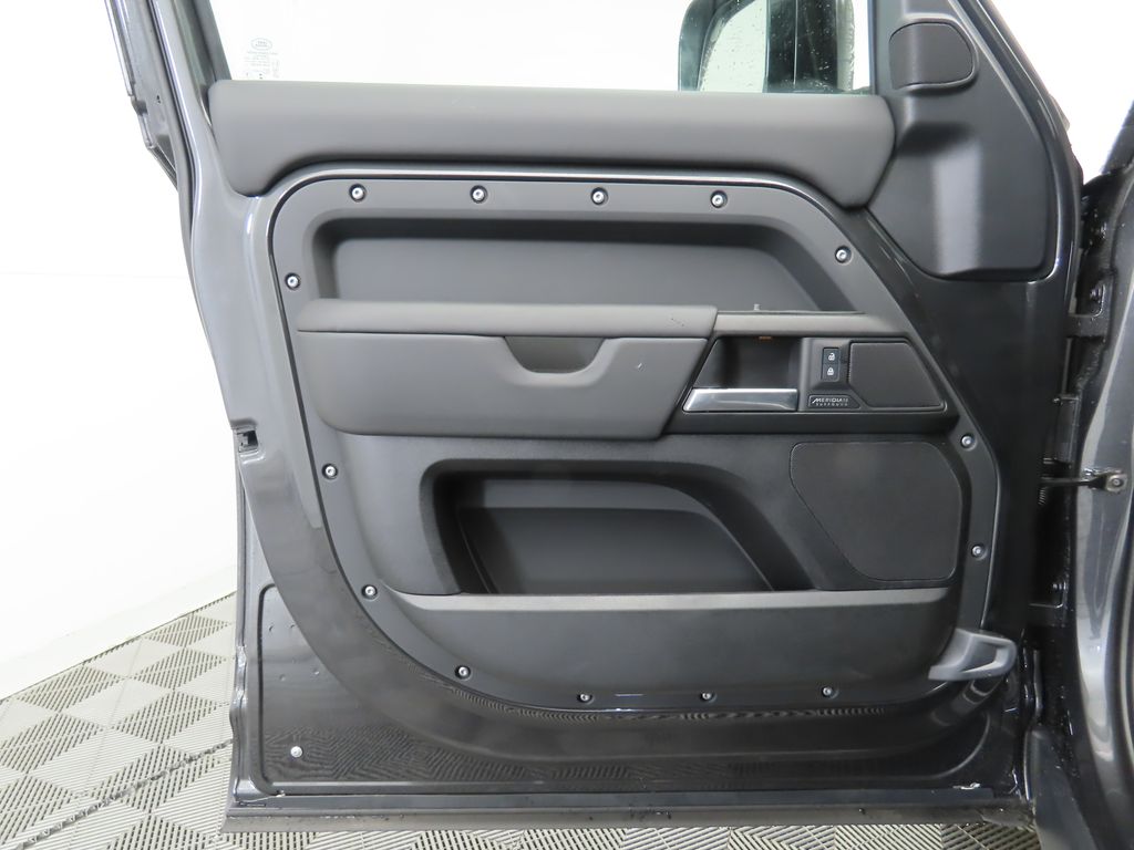2025 Land Rover Defender 130 26