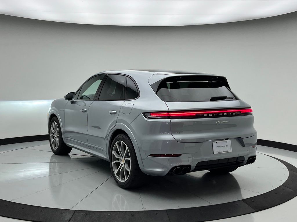Thumbnail: 2024 Porsche Cayenne - 3
