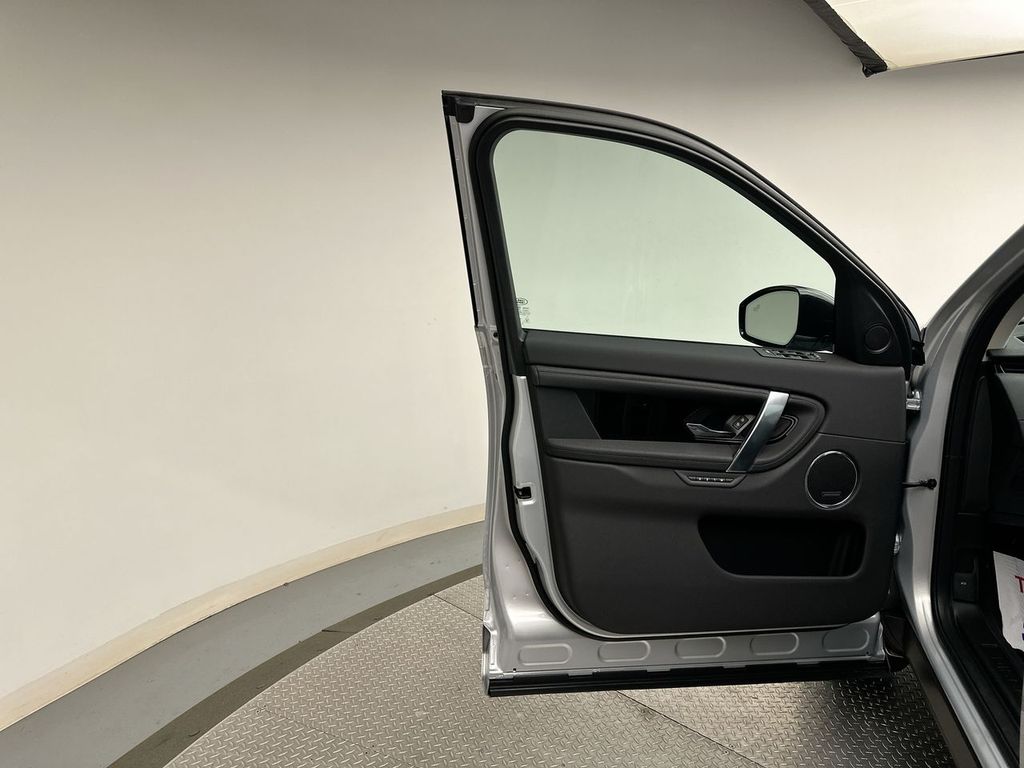 Thumbnail: 2025 Land Rover Discovery Sport - 7