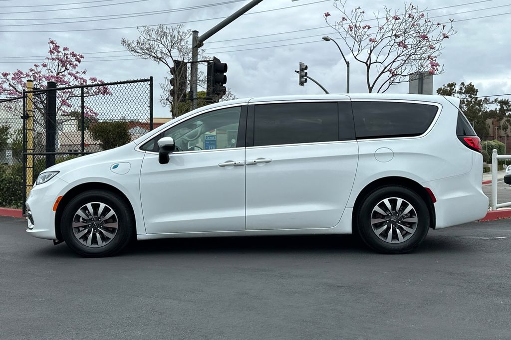 2023 Chrysler Pacifica Hybrid Touring L photo