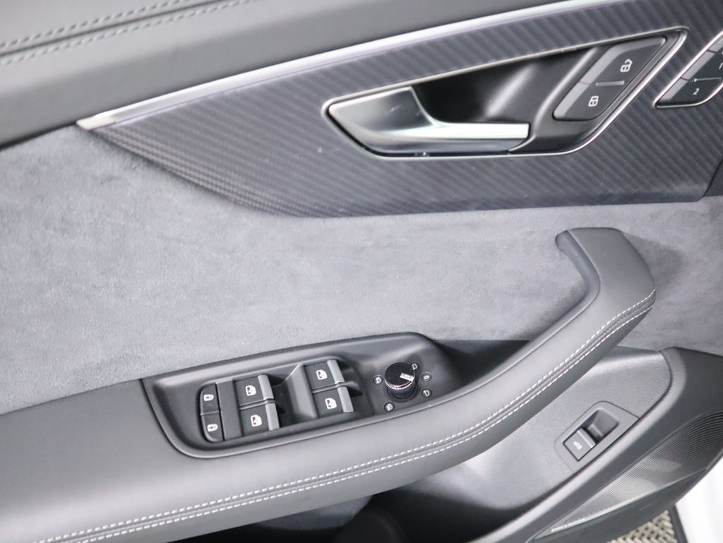 Thumbnail: 2025 Audi RS Q8 - 24