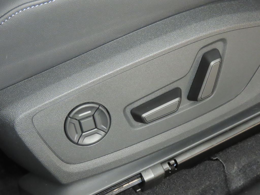 Thumbnail: 2027 Audi Q6 e-tron - 32
