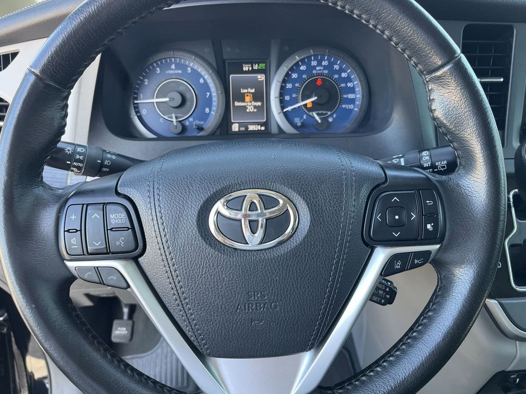 2020 Toyota Sienna XLE 29