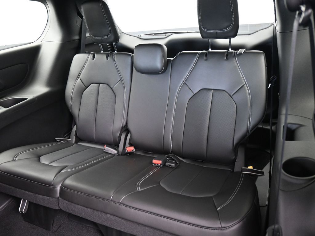 New 2026 Diamond Black Crystal Pearlcoat Chrysler Select image 31