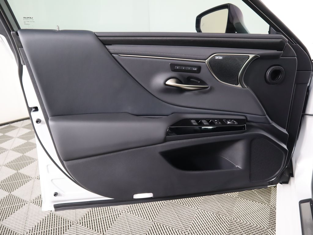Used 2025 White Lexus 300h Luxury image 25