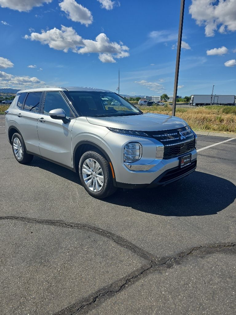 2026 Mitsubishi Outlander ES FWD's photo