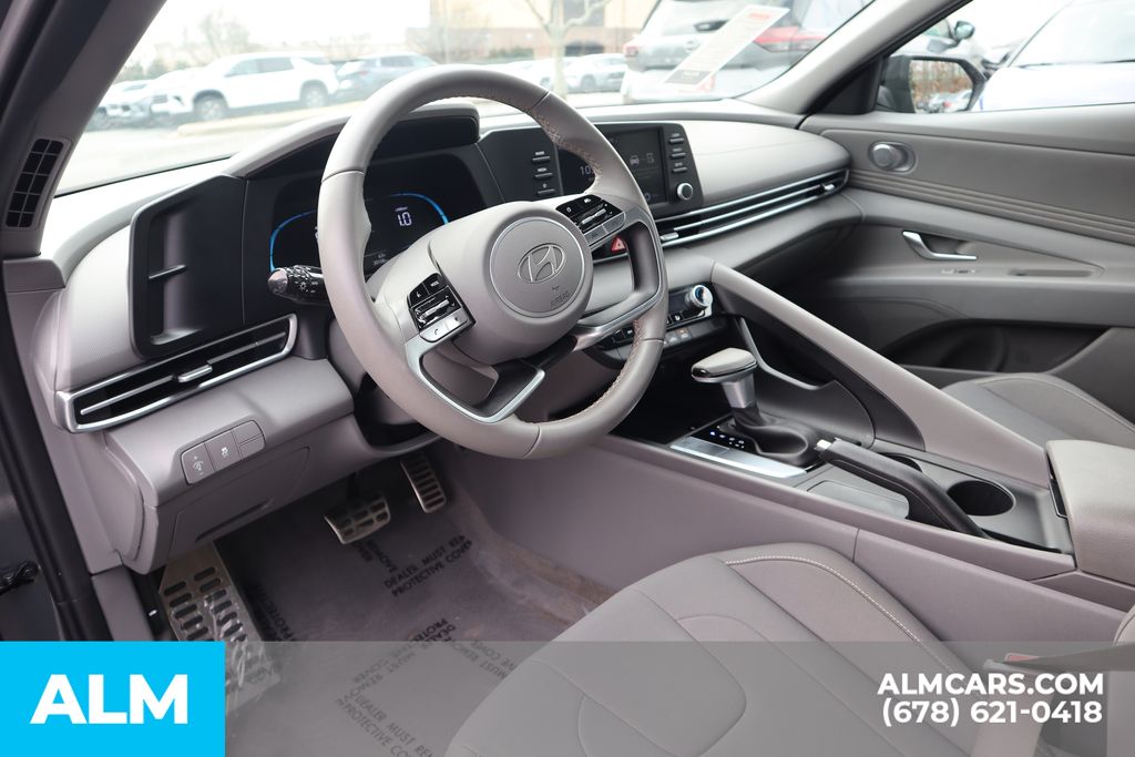 Used 2025 Gray Hyundai SEL Sport image 10