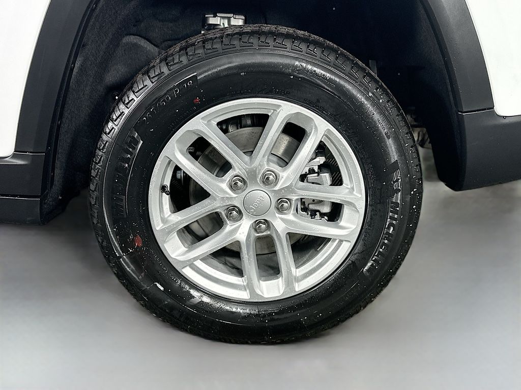 New 2026 White/off-white Jeep Laredo X image 17