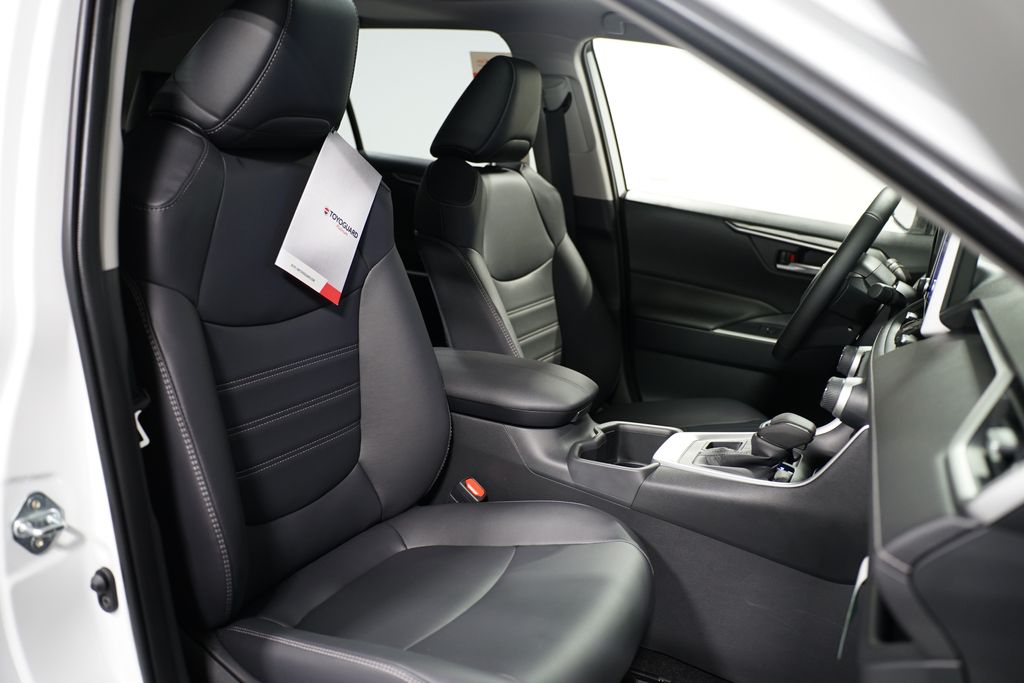 2025 Toyota RAV4 XLE Premium 28