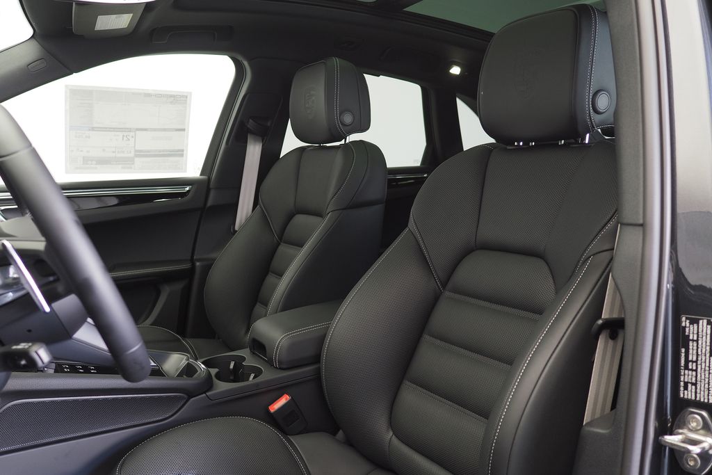 Thumbnail: 2026 Porsche Macan - 13