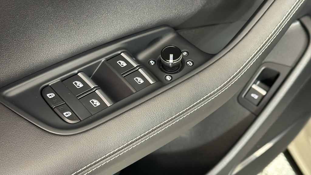 Thumbnail: 2023 Audi Q8 - 30