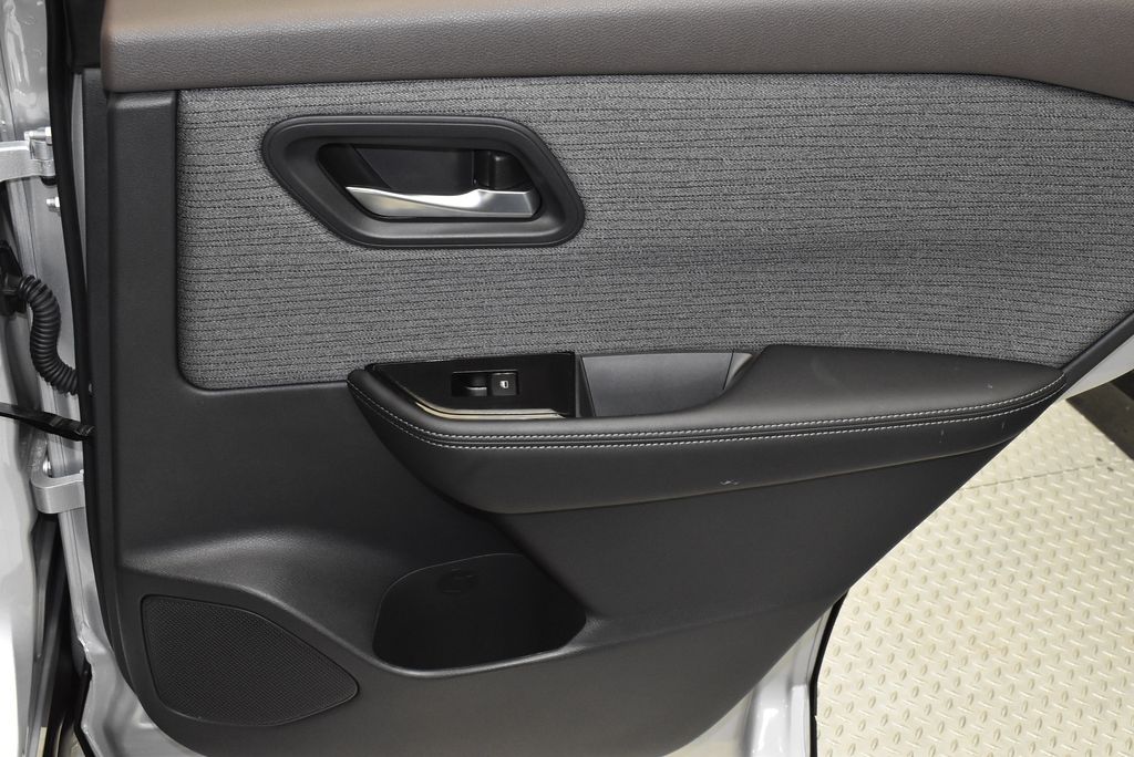 2022 Nissan Rogue SV 27