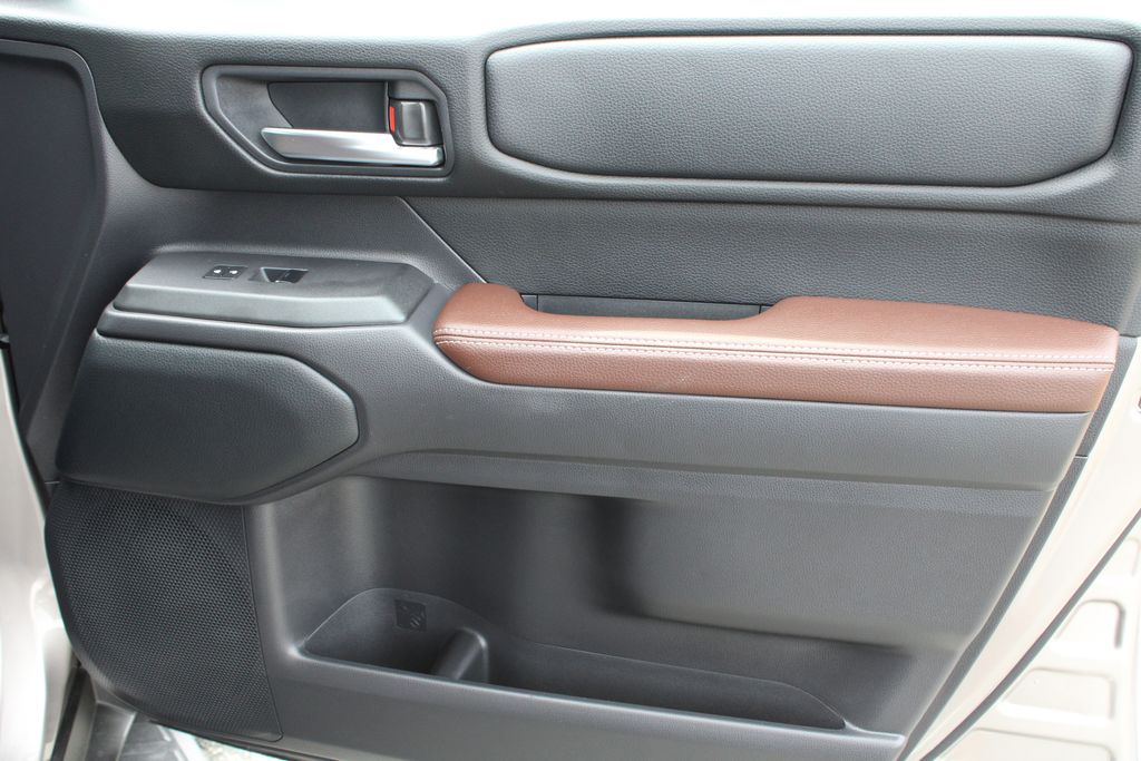 Used 2025  Toyota Base image 40