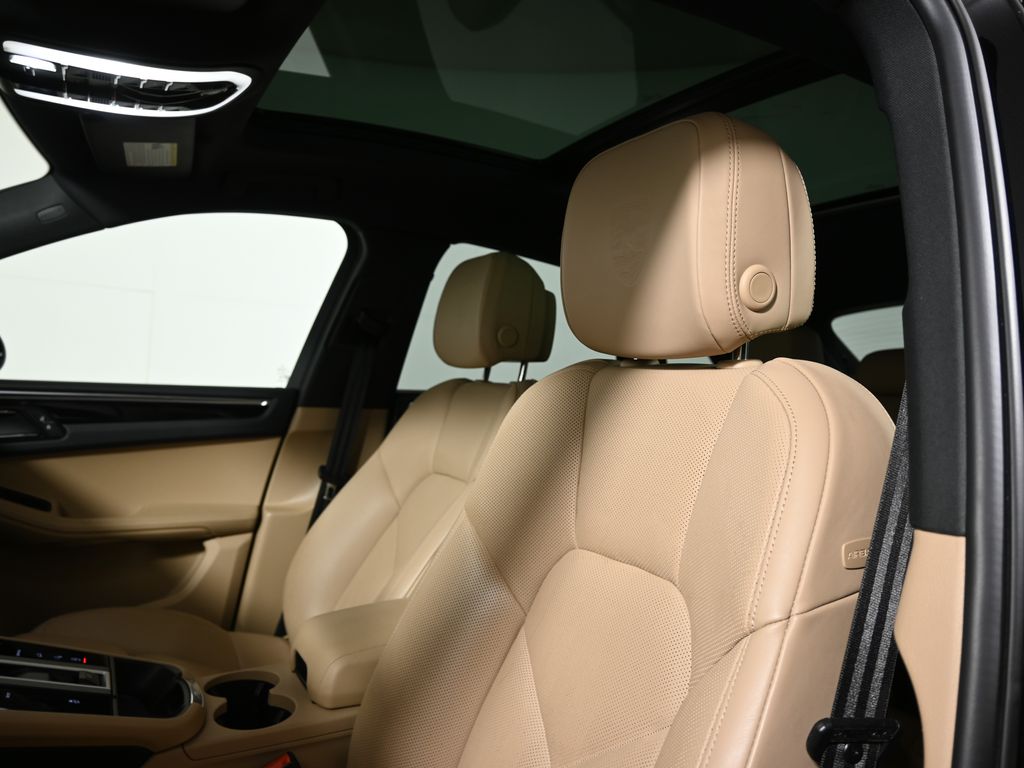 Thumbnail: 2024 Porsche Macan - 15