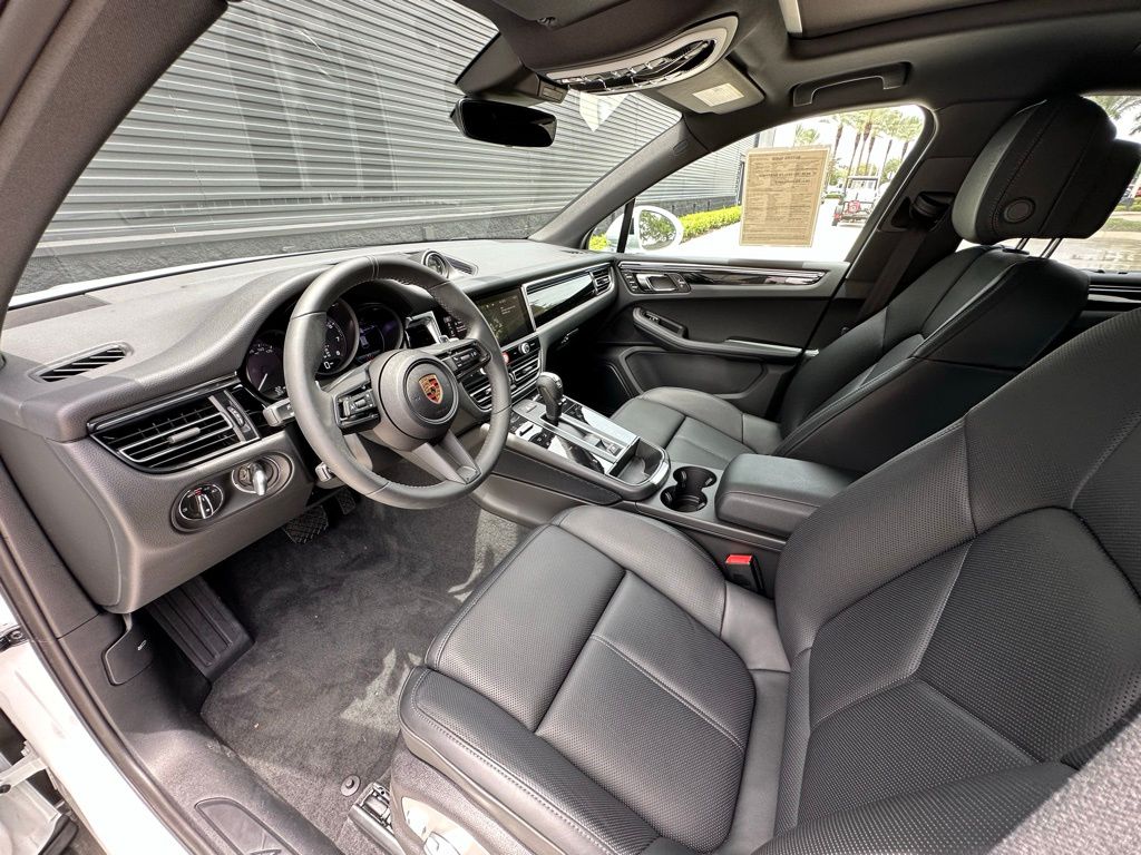 Thumbnail: 2025 Porsche Macan - 3