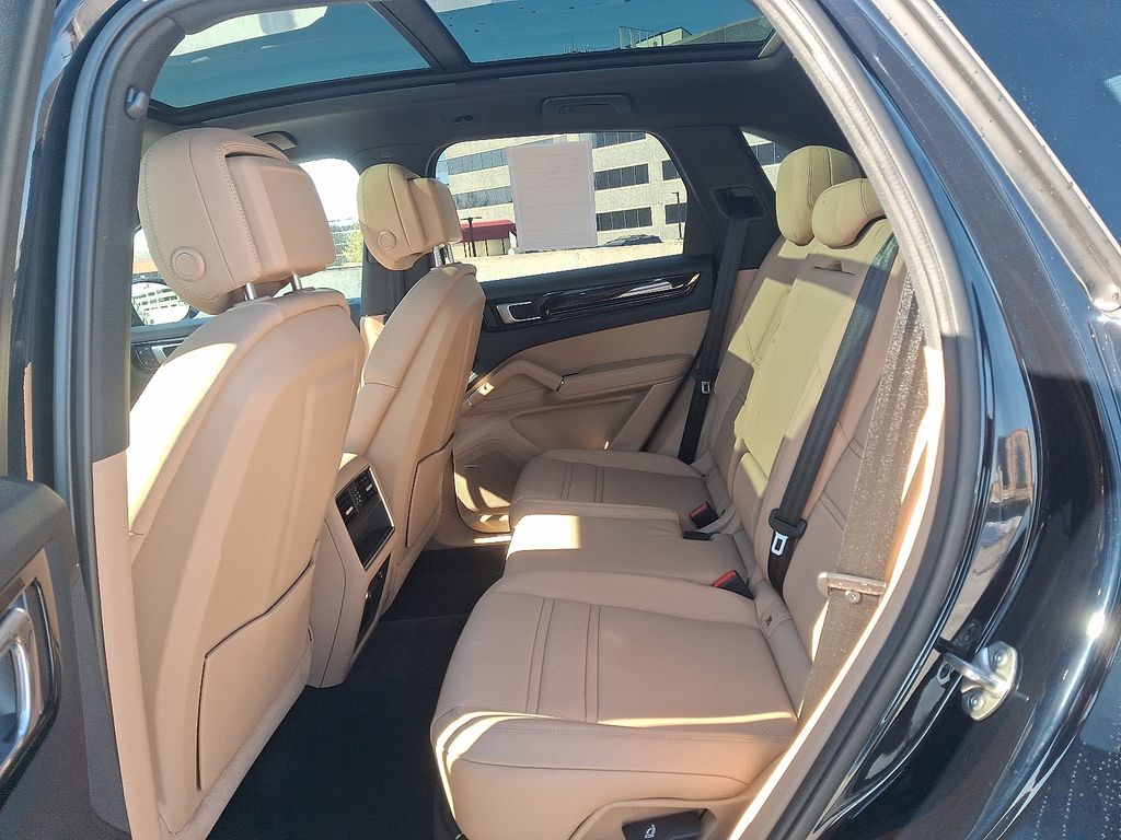 Thumbnail: 2022 Porsche Cayenne - 12