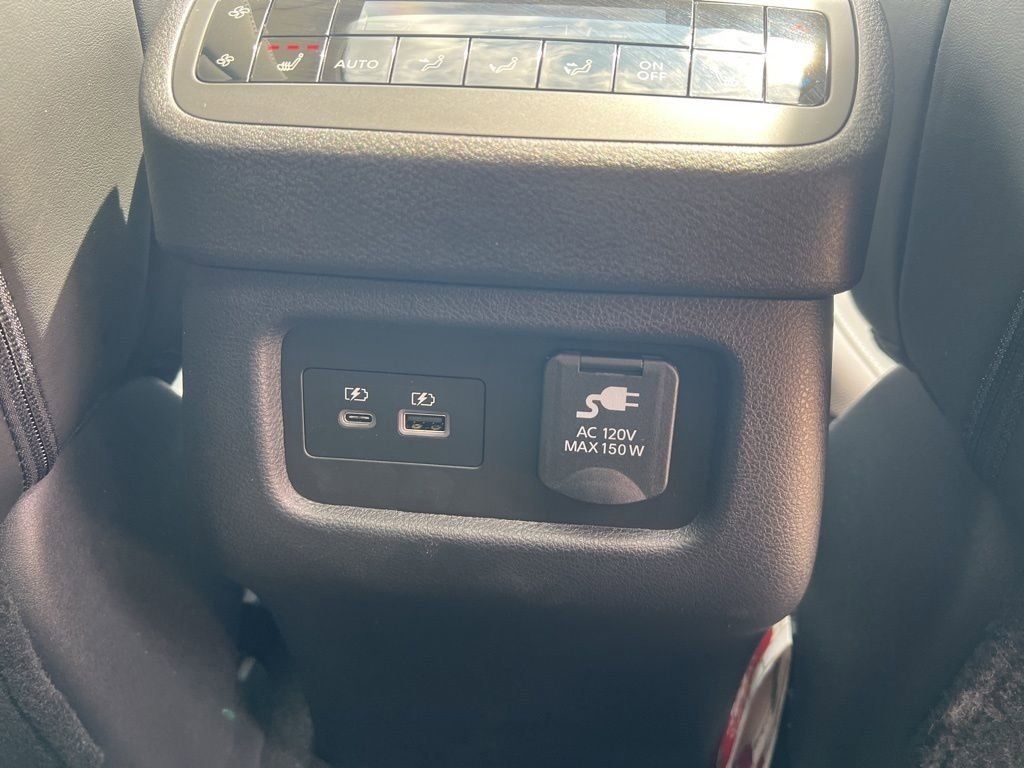 2025 Everest White Pearl Tricoat/Super Black Nissan Pathfinder Platinum FWD SUV