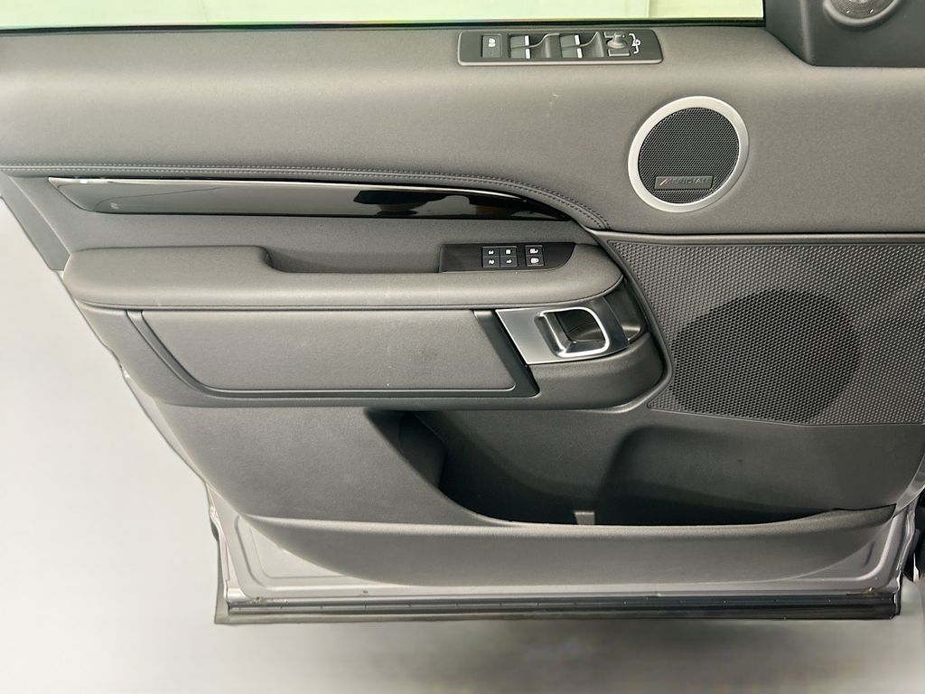 Thumbnail: 2025 Land Rover Discovery - 23