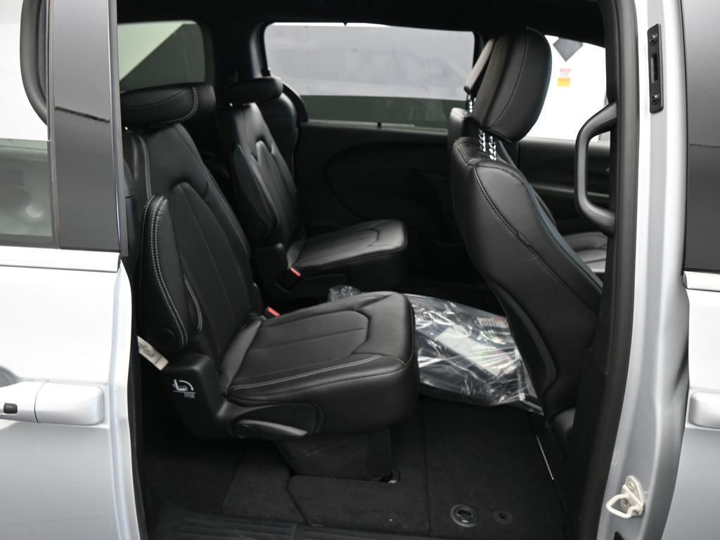 New 2026 Silver Mist Clearcoat Chrysler Select image 34
