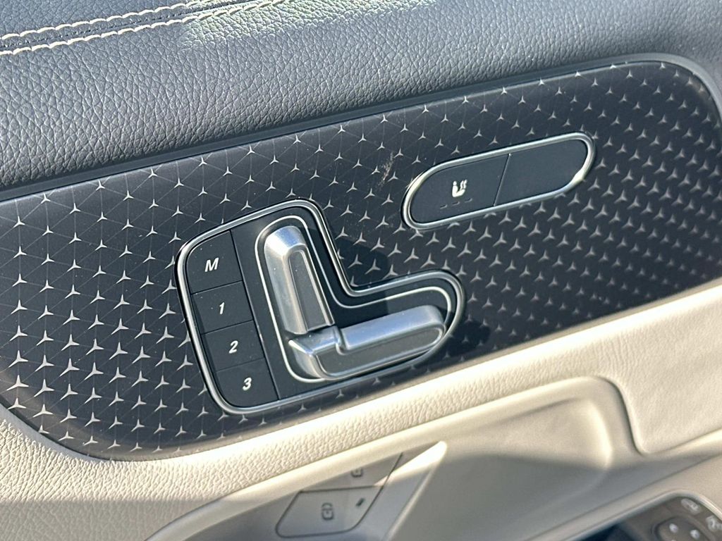 Thumbnail: 2025 Mercedes-Benz GLB - 17