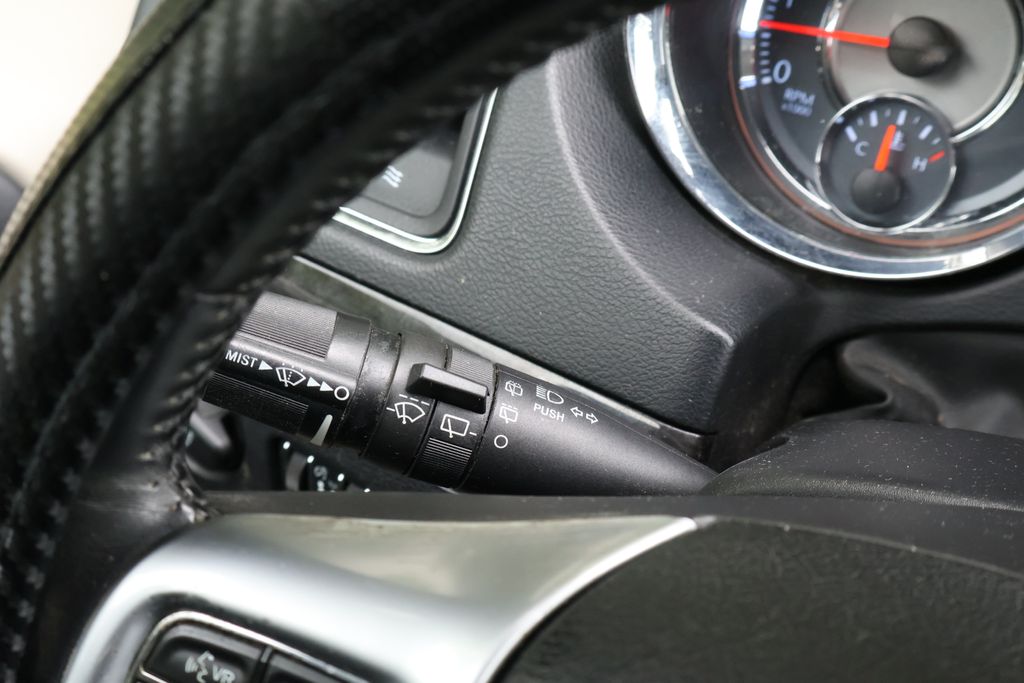 Thumbnail: 2013 Chrysler Town & Country - 21