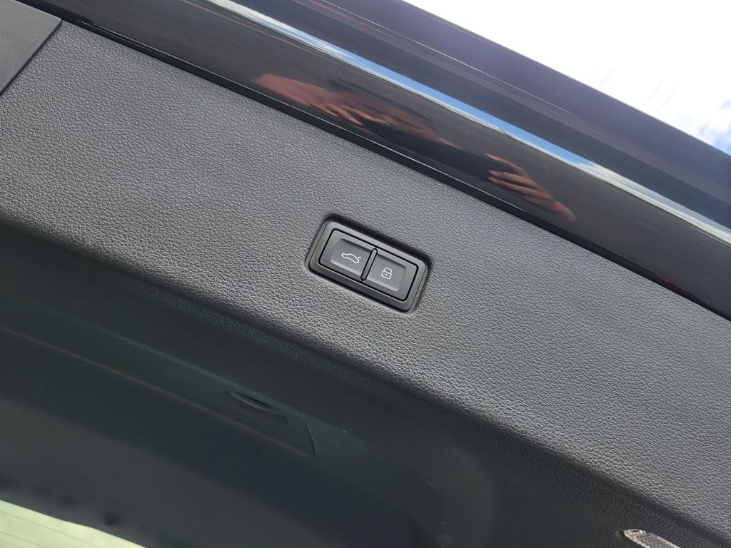 Thumbnail: 2023 Audi Q8 - 9