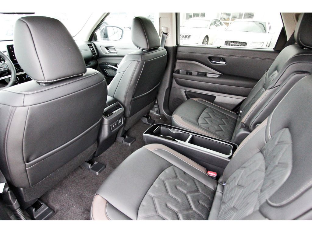 2026 Nissan Pathfinder Platinum - 11